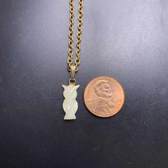 Dainty Mother Of Pearl Owl Pendant Necklace Small Tiny Carved Gold Tone Vintage - Picture 3 of 7